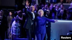 奥巴马总统在民主党全国代表大会上发言之后与总统候选人希拉里·克林顿在一起（2016年7月27日）
