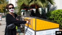 一名美國加州選民10月27日投票。