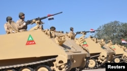 伊拉克部队的装甲车参加了在巴格达举行的阅兵。 （2017年12月10日）