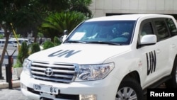 联合国调查组的汽车离开他们在大马士革下榻的酒店。（2013年8月28日）