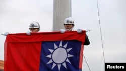 台灣士兵在台北中正紀念堂前舉行升旗儀式。（2019年1月22日） 