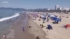 热浪炽烤加州 居民海滩避暑