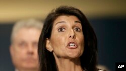 美国常驻联合国大使黑利在联合国总部外对记者讲话。（资料照片）