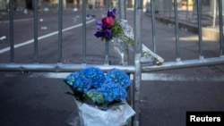 人们在波士顿马拉松终点线附近摆放鲜花，哀悼爆炸案死难者。