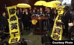 多名泛民主派立法會議員撐起黃傘並高舉標語離場，公民黨黨魁梁家傑(發言者)表示，抗議梁振英施政報告沒有提及真普選訴求。（圖片由公民黨提供）