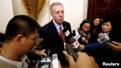 美國駐越南大使泰德·奧修斯在出席一次雙邊會議期間與媒體見面。 （資料照）