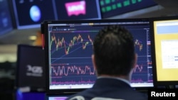 紐約證卷交易所的交易員在密切關注股市行情。(資料照片)