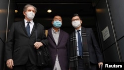 2020年2月28日早上壹傳媒創辦人黎智英(中)被香港警方拘捕並帶往警署調查，圖為黎智英離開警署情形。