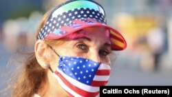 一位女士戴著愛國主題的口罩在紐約州長島市慶祝獨立日。(2020年7月4日)
