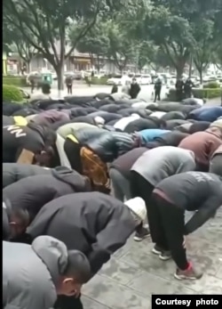 中國雲南玉溪回族民眾2024年12月16日在市政府門前抗議當局抓捕伊斯蘭教學者和穆斯林領袖(雲南玉溪民眾提供)