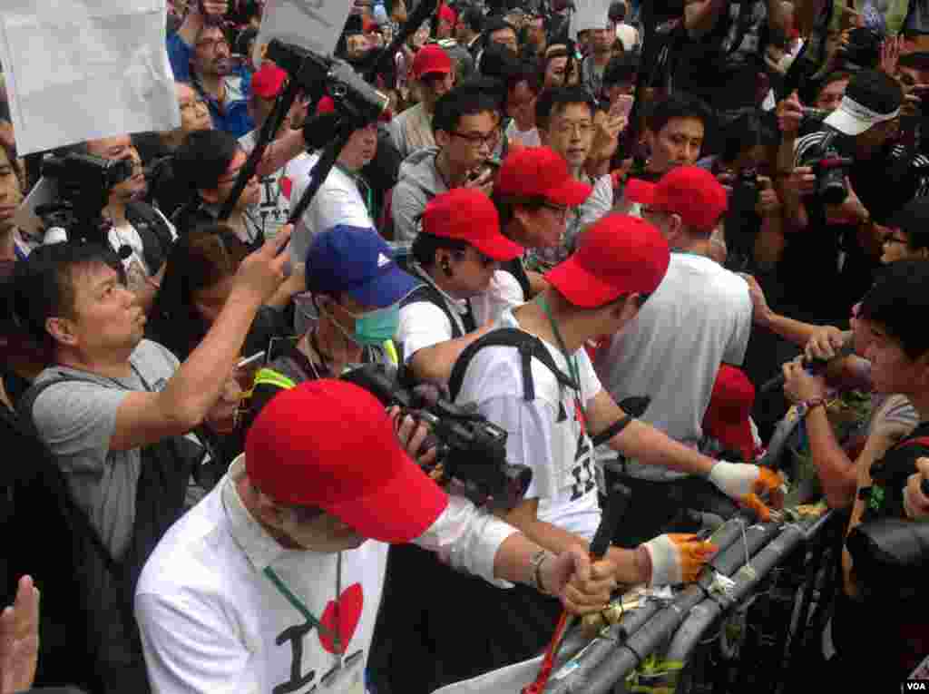 香港警方星期三上午展开强行清场行动（美国之音海彦 拍摄)。