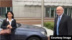 美國駐荷蘭大使霍克斯特拉（Pete Hoekstra）2021年1月11日在大使館會見台灣駐荷蘭代表陳欣新（美國駐荷蘭大使館照片）