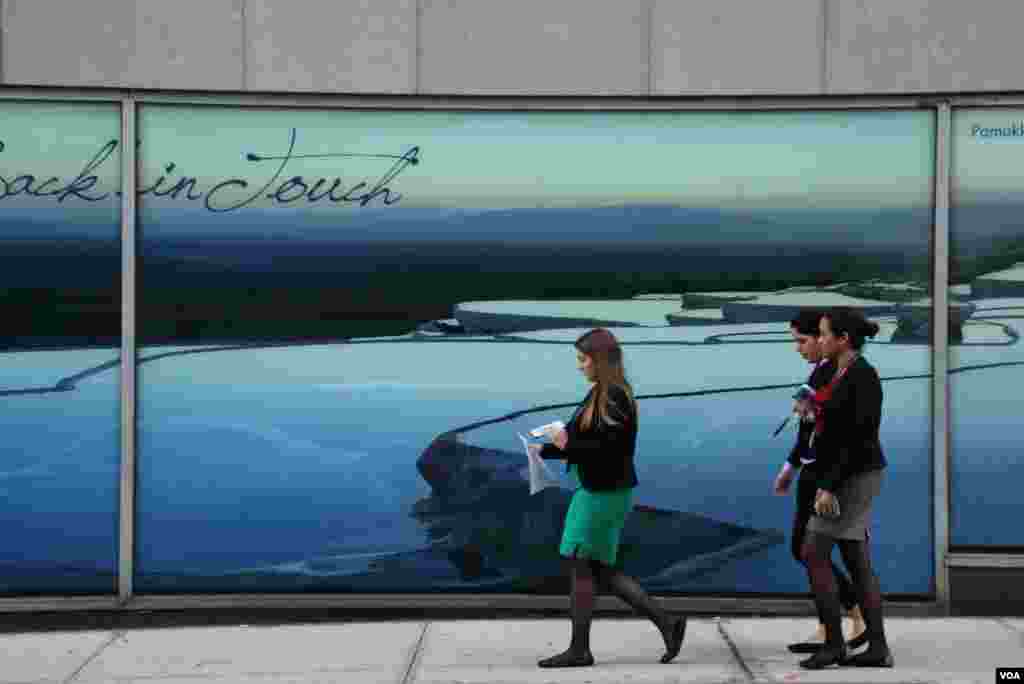 返回媒体专区的工作人员。（美国之音章真拍摄）