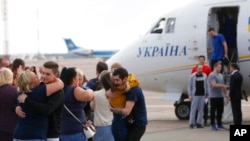 烏克蘭被釋放的俘虜9月7日抵達基輔機場，與家人團聚。
