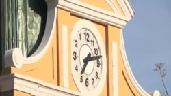 玻利維亞指針向左旋轉的時鐘