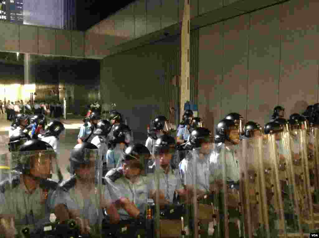 港警方清场公民广场 外界批使用过分武力（美国之音海彦拍摄） 