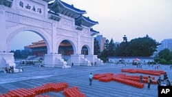 六四行為藝術展：1001把椅子組成“艾未未