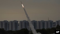 资料照片: 2023年5月11日以色列铁穹反导系统在以色列阿什凯隆附近拦截一枚从加沙地向以色列发射的导弹