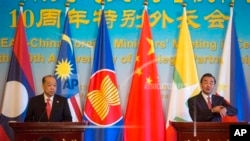 中國外長王毅（右）和泰國外長素拉蓬8月29日在北京的記者會上