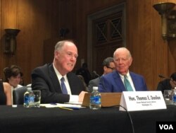 前美国家安全顾问多尼隆（左）与前国务卿贝克在参议院外交委员会作证（美国之音莉雅拍摄）