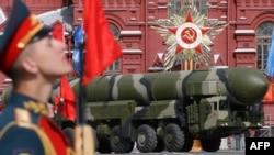 俄羅斯在莫斯科紅場閱兵式上展示其洲際戰略導彈。