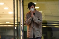 香港民主活動人士、歌手何韻詩獲保釋後走出警察局時向支持者鞠躬致謝。（2021年12月30日）