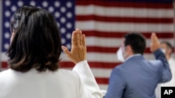 資料照片：人們在紐約的一次歸化入籍儀式上宣誓成為美國公民。 (2020年7月2日)