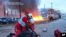 扎波羅熱州軍事管理當局2025年1月8日公佈的照片顯示，急救人員正在為一名因俄羅斯空襲而受傷的男子進行復甦術。