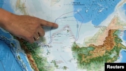 印尼一名負責海洋事務的官員在雅加達向記者們指出印尼北部納吐納群島的位置。（2017年7月14日）
