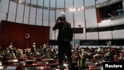 進入香港立法會大廳的抗議者 （2019年7月1日）