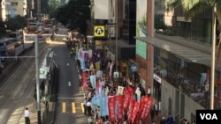 數以千計港人從港仔修頓球場游行至中環的終審法院后舉行集會，聲援近年因參與公 民抗爭活動而遭判刑入獄或即將被囚禁的政治犯（美國之音海彥拍攝）