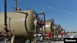 资料照片：美国德克萨斯州一个新的石油生产设施。(2018年8月22日)