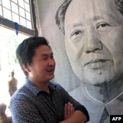 这位经营纪念品的小贩说，毛泽东是神。