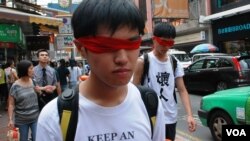 參加蒙眼遊行的建制派學校中學六年級學生何子謙