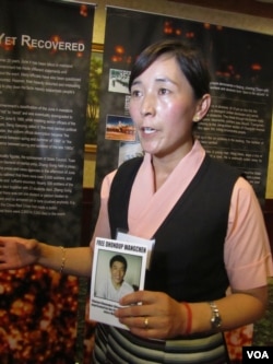 藏族製片人當知項欠之妻拉木措呼籲營救丈夫（美國之音容易拍攝）