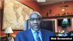 時任美國國會眾議院外交事務委員會主席的米克斯眾議員2021年5月6日主持新疆人權聽證會。