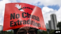 抗議者2019年6月9日在香港參加集會。反對有爭議的引渡法案。他頂著標語“不要引渡到中國”。