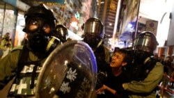 一名抗議者星期六（11月2日）被警察帶走。路透社