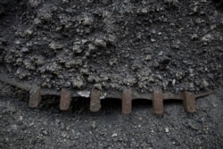 中国黑龙江省鸡西市的一家煤矿长的煤炭废料。（2015年10月24日）