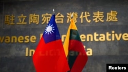 台灣駐維爾紐斯的台灣代表處裡擺放的台灣與立陶宛旗幟。 （2022年1月20日）