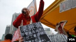 工黨在維園年宵市場派發練乙錚被梁振英發律師信指控誹謗的文章 (美國之音湯惠芸拍攝)