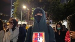 集會人士手持”由初夏到寒冬”標語，象徵香港人反送中運動堅持半年，都不會放棄爭取實現五大訴求。(美國之音湯惠芸)