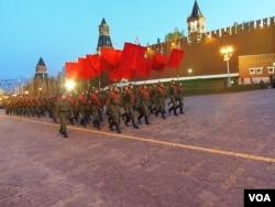 5月4日，歷史方隊進入紅場(美國之音白樺拍攝)