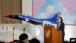 台灣總統蔡英文在台灣桃園縣的“國家中山科學研究院”的年終傳媒活動中講話，旁邊是台灣製造的先進噴氣式教練機的模型（2017年12月29日）。