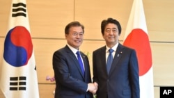 南韓總統文在寅與日本首相安倍晉三2018年5月9日在東京會晤。(資料圖片)
