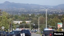 拉古纳伍兹市日内瓦长老会教堂发生枪击事件后，警方抵达现场。