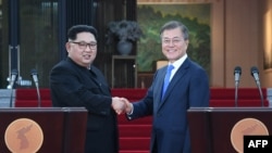 北韓領導人金正恩與南韓總統文在寅在發表共同聲明之後握手