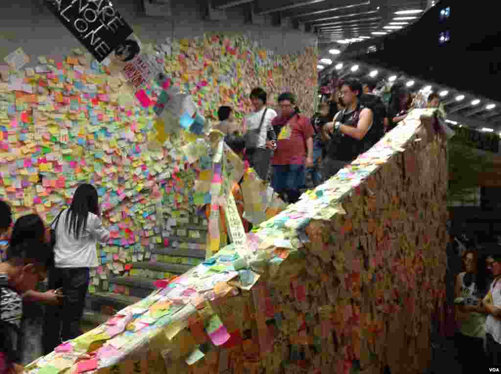 数以千计市民学生周日继续坚守金钟占领区（美国之音海彦拍摄）