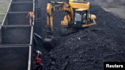 資料照：中國遼寧瀋陽的工人在裝卸煤炭。