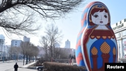 在中國黑龍江省與俄羅斯交界的邊境城市綏芬河一座俄羅斯巨型套娃塑像樹立在街頭。（2020年4月12日）